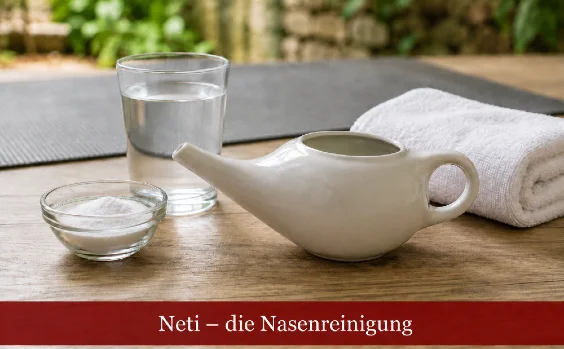 Neti-Utensilien auf einem Tisch. Text: Neti – die Nasenreinigung