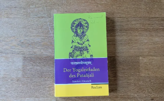 R. Palm – Der Yogaleitfaden des Patañjali - Buchcover auf einem Tisch