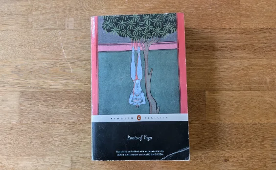 Rezension: Roots of Yoga - Buchcover auf einem Tisch