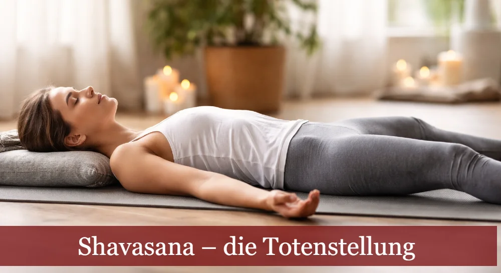 Frau in Shavasana in einem Wohnzimmer. Text: Shavasana, die Totenstellung