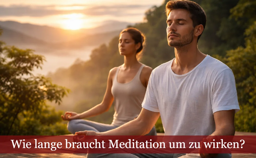 Mann und Frau bei der Mediation in der Abendsonne vor einem Tal. Text: Wie lange braucht Meditation um zu wirken?
