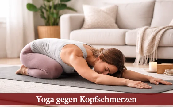Frau in Kindhaltung im Wohnzimmer. Text: Yoga gegen Kopfschmerzen