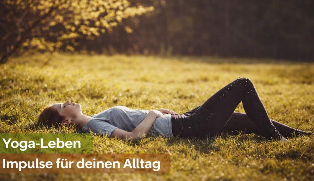Frau liegt auf einer Wiese im Sonnenschein. Text: Yoga-Leben, Impulse für deinen Alltag