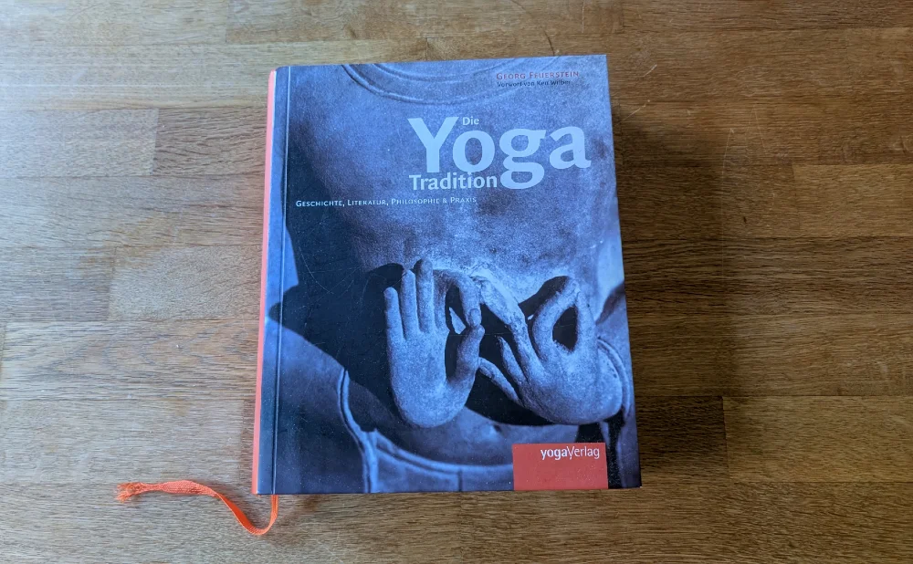 Georg Feuerstein –Die Yoga Tradition - Buchcover auf einem Tisch