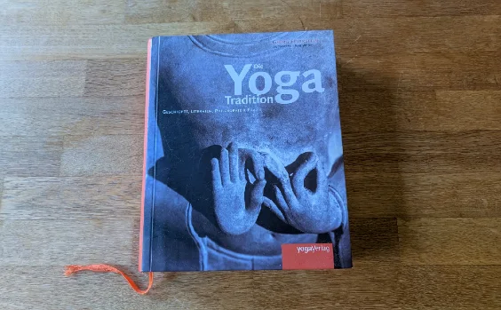 Georg Feuerstein –Die Yoga Tradition - Buchcover auf einem Tisch