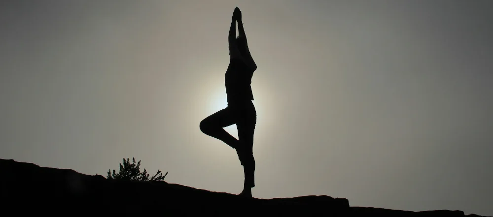 Yoga: der Baum am Berg