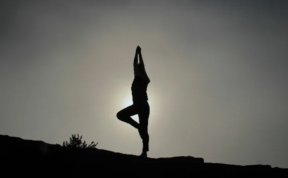 Yoga: der Baum am Berg