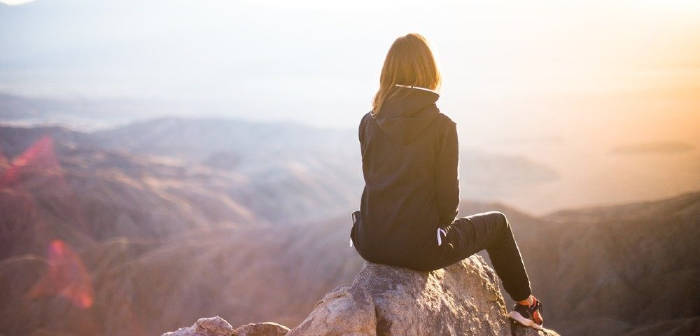 Frau auf Berg Weite