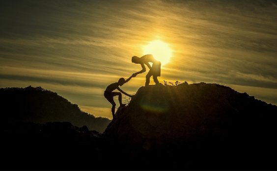 Freunde helfen einander am Berg
