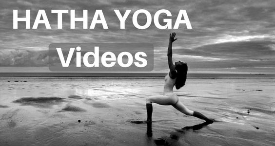 Frau am Strand beim Yoga. Text: Hatha Yoga Videos