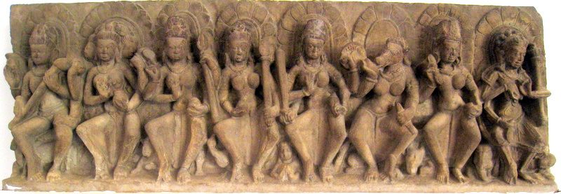 Von links: Shiva, Brahmani, Maheshvari, Kaumari, Vaishnavi, Varahi, Indrani, Chamunda – 8  Matrikas (Mütter) , diese sind im Hinduismus furchterregende Aspekte der  Götter und/oder deren  weibliche Gegenpole. 