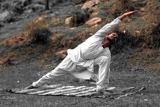 Utthita Parsvakonasana (gestreckter seitlicher Winkel) – Mann bei der Ausführung