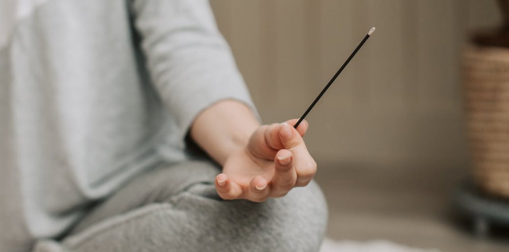 Räucherstäbchen während der Meditation