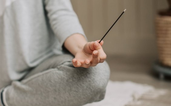 Räucherstäbchen während der Meditation