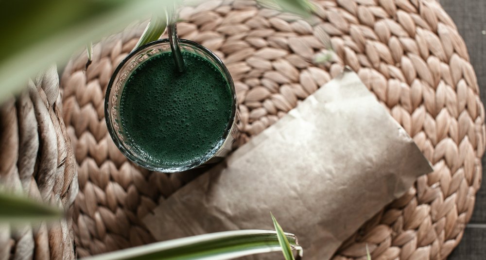 Smoothie auf einer Bastmatte