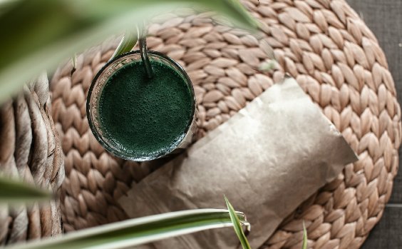 Smoothie auf einer Bastmatte