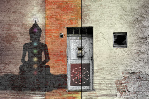Häuserwand mit Yoga-Symbolen
