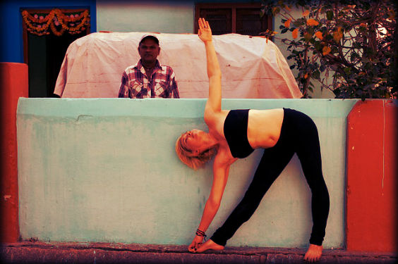 Trikonasana – das Dreieck vor einer Mauer