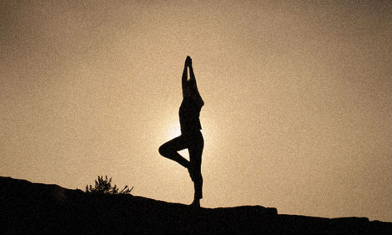 Yogapose im Stehen